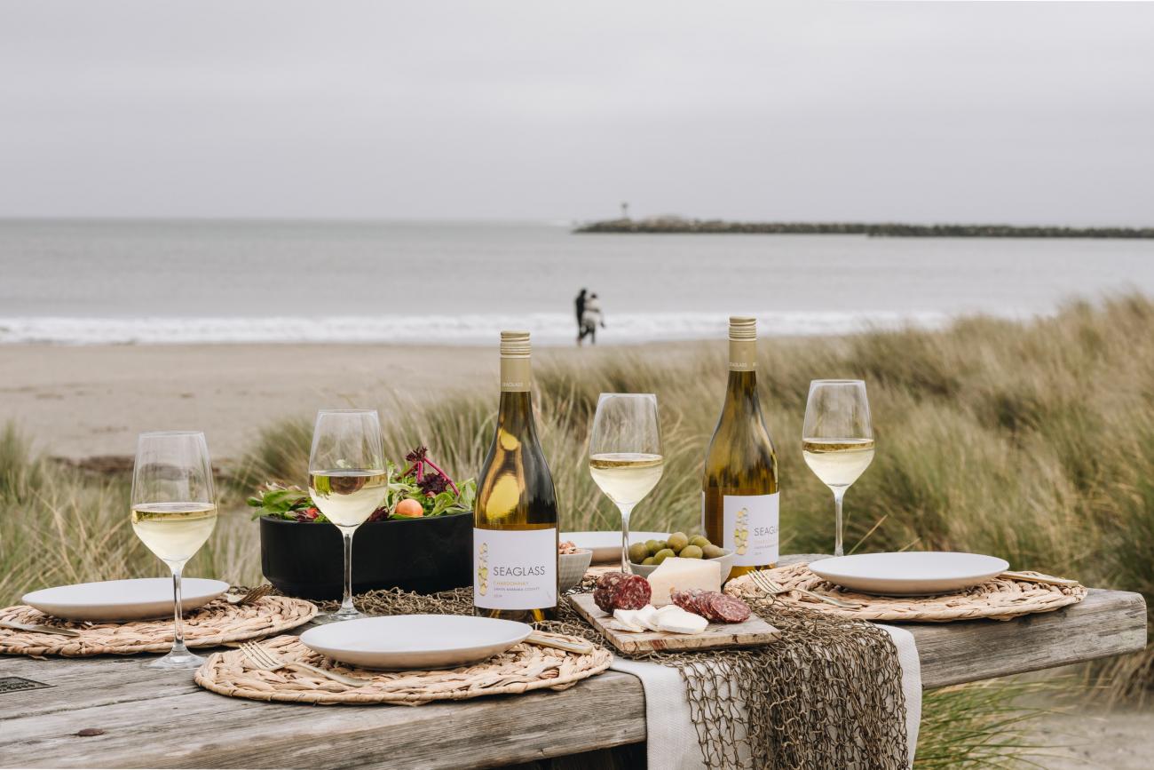 vue bord de mer avec une table à manger et un repas