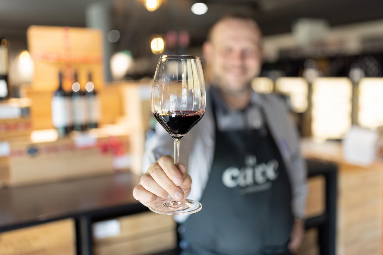 Portrait de Stéphane Gasnot avec un verre de vin