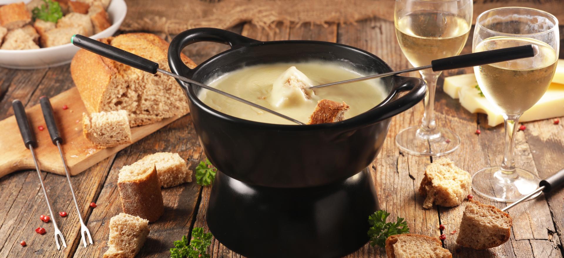 Image d'une fondue au fromage à table