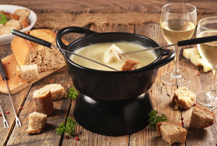 Image d'une fondue au fromage à table