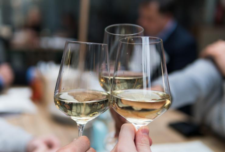 Vue de plusieurs verres de vin blanc